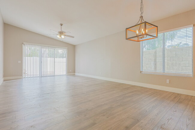 Photo - 158 W Merrill Ct