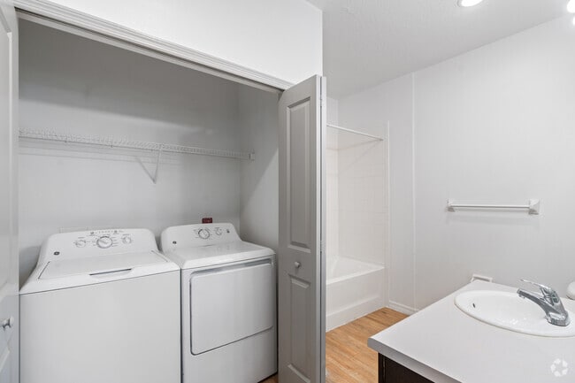 2BR, 2BA - 955SF - Laundry