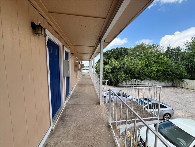 Building Photo - 1206 Bundrant Dr Unit 16