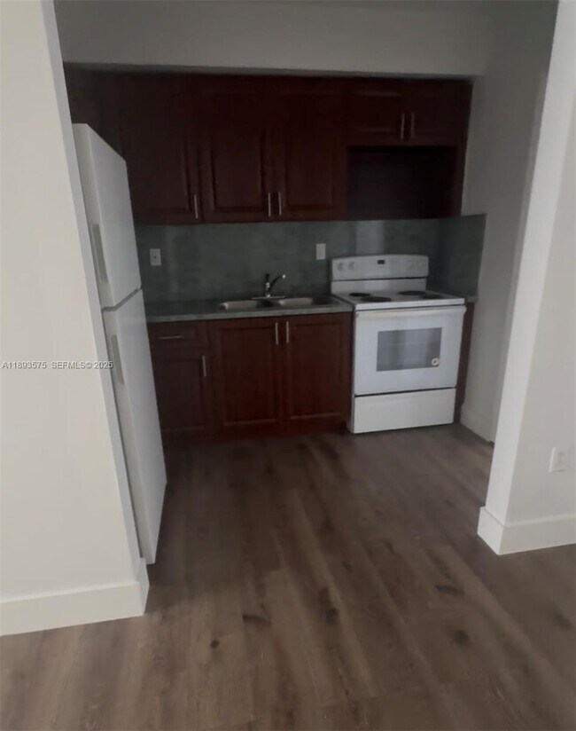 Building Photo - 2046 SW 7th St Unit 1