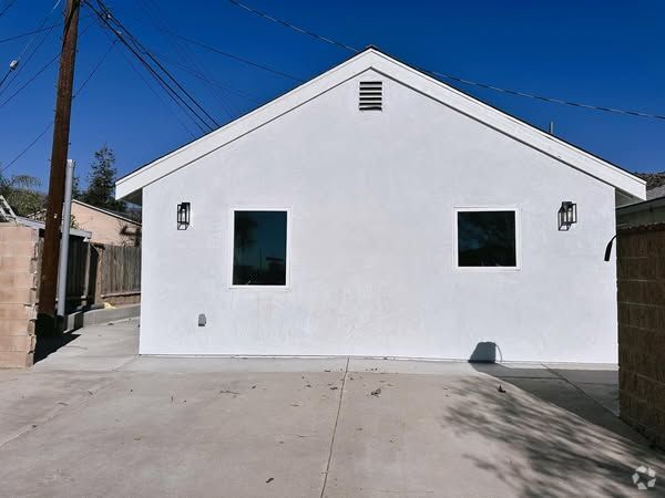 Building Photo - 315 E 11th St Rental