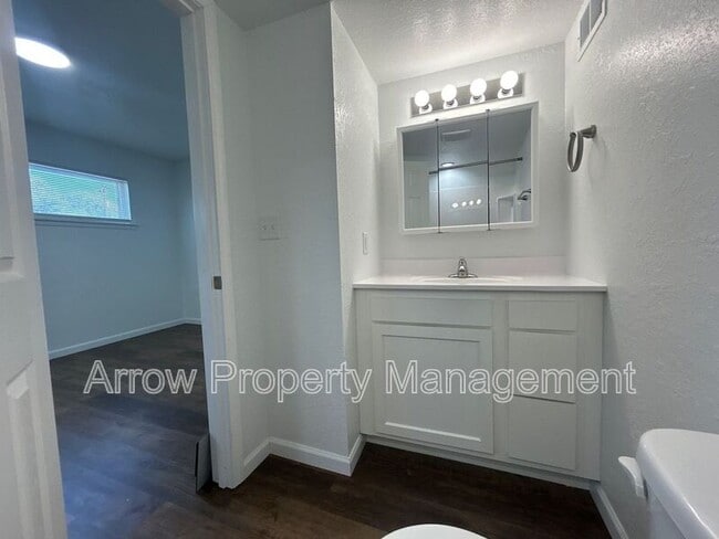Photo - 1121 N College Dr