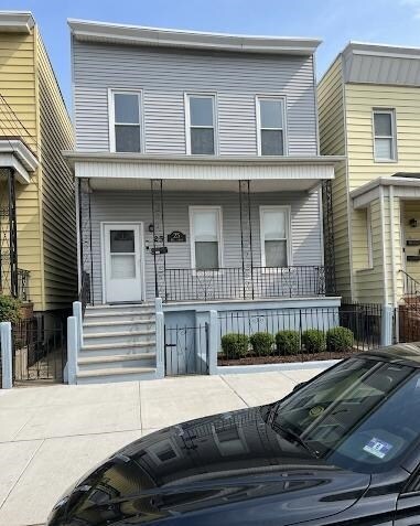 Building Photo - 25 E 18th St