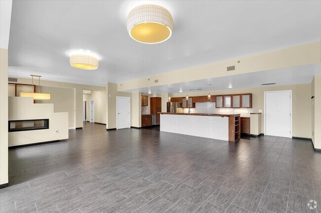 Building Photo - LARGE CUSTOM CONDO IN DOWNTOWN CHAMPAIGN