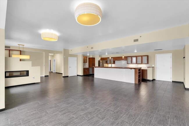 Building Photo - LARGE CUSTOM CONDO IN DOWNTOWN CHAMPAIGN