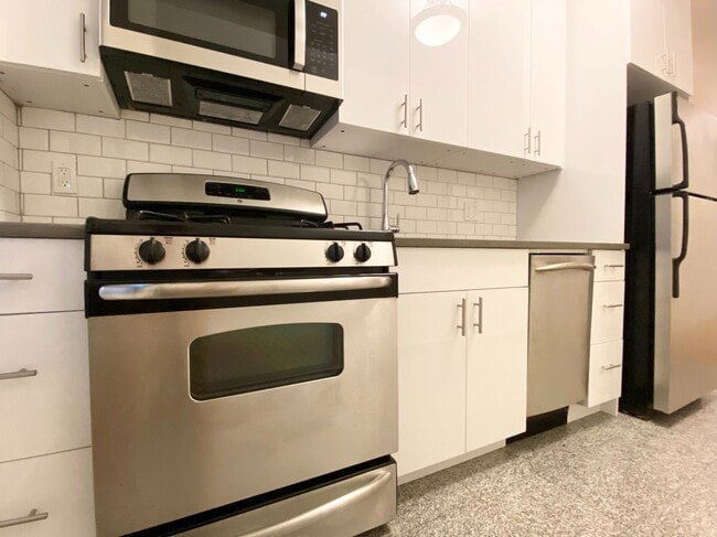 Building Photo - 282 Cabrini Blvd Rental