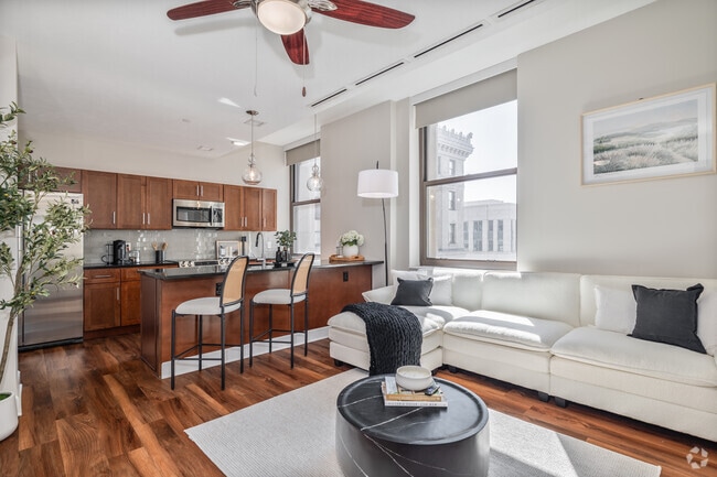 1BR, 1BA - 670SF - I1 - Living Room