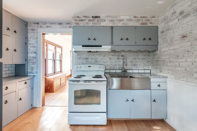 Building Photo - 2016 Selby Ave Unit Lower