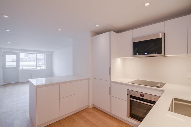 Building Photo - 3460 Rue Durocher Unit 704