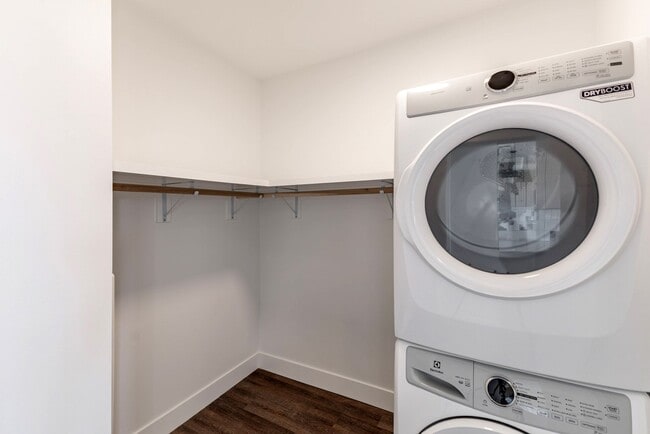Studio, 1BA - 551SF - Laundry