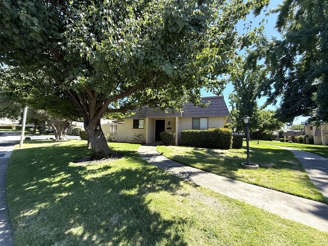 Building Photo - Nicely updated single story condo in Carmi...