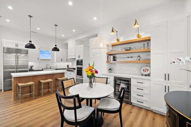 Photo - 611.5 Jasmine Ave