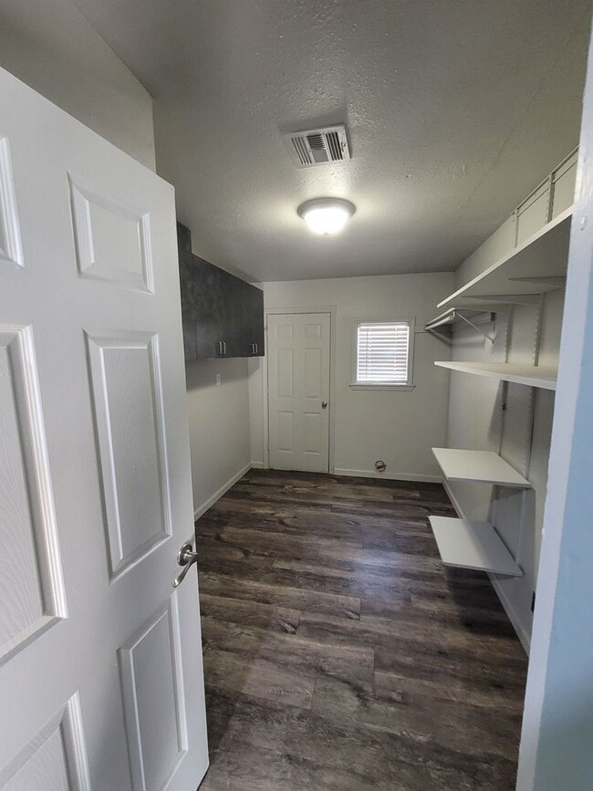 Photo - 555 E Harmon Dr