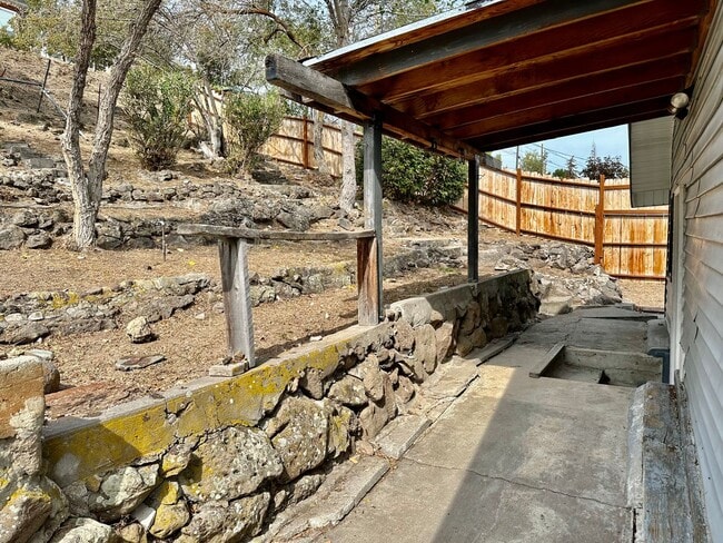 Photo - Enoy the picturesque views of Lake Ewauna ...