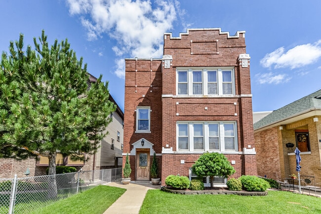 Building Photo - 5618 W Warwick Ave Unit Apt. 2
