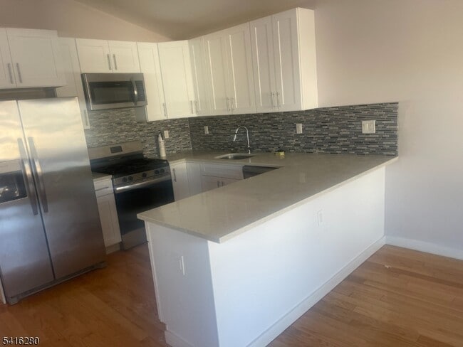 Building Photo - 10 Shaw Ave