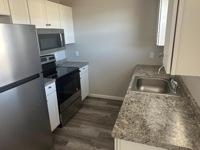 Photo - 302 S Cemetary St