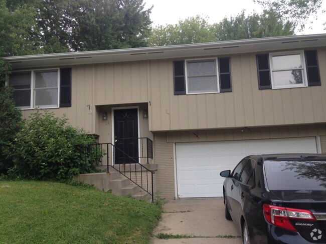 Building Photo - 4 bedroom house on the west side of Iowa C...