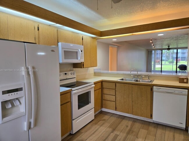 Photo - 2701 Village Blvd Unidad 102