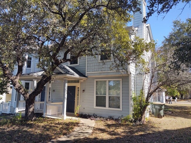 Building Photo - Charming 3/2.5 Townhome for Rent in Kyle, TX