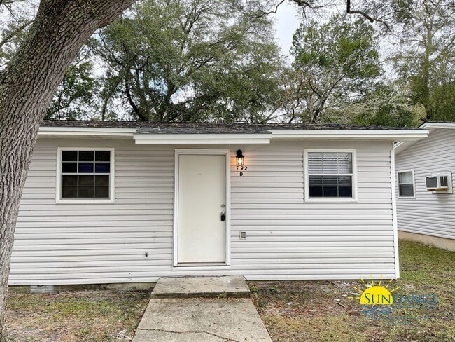 Building Photo - Great 2 Bedroom Unit in Fort Walton Beach