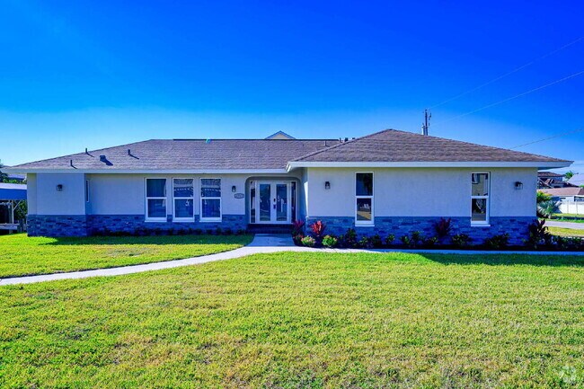 Building Photo - Waterfront Furnished Pool Home with Gulf &...