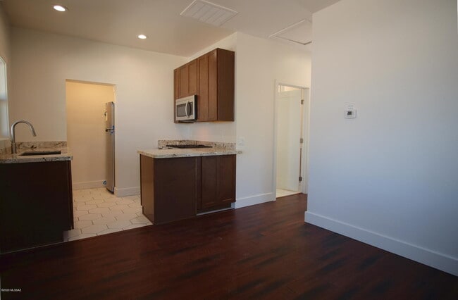 Photo - 118 E 18th St