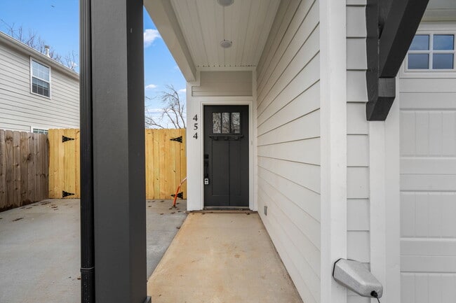 Photo - 454 E State St