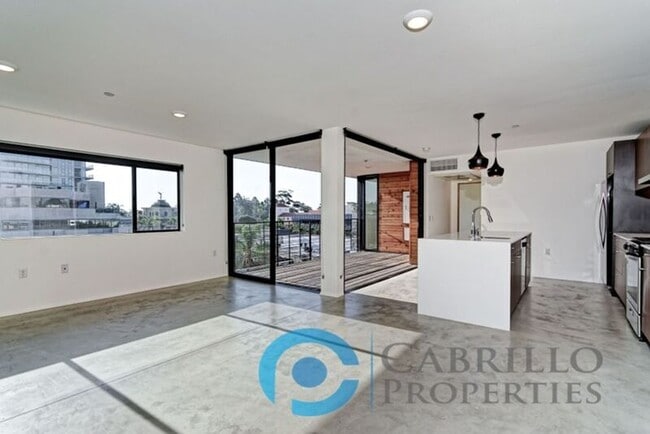 Building Photo - 2870 Fourth Ave Unit Apt 406