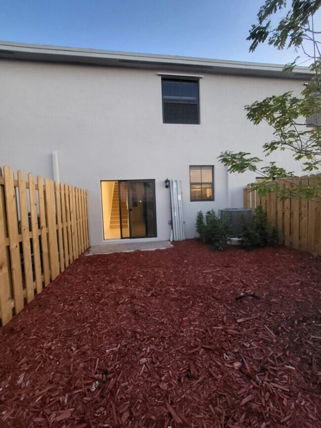 Photo - 453 NE 13th St