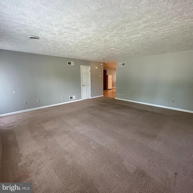 Photo - 323 Stonegate Ct