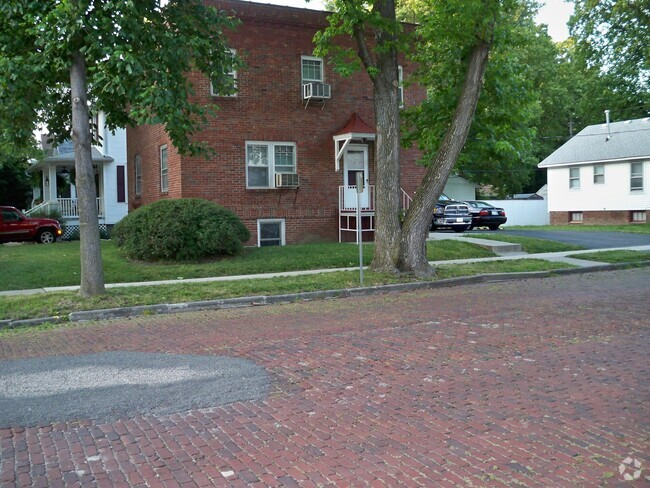 Building Photo - 331 W Cedar St Unit Apt 1