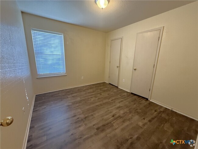 Building Photo - 415 E 4th Ave Rental