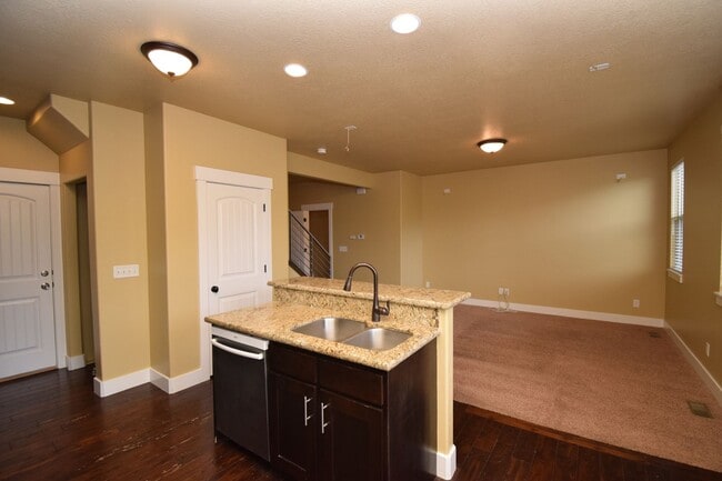 Photo - Great 3 Bed 2.5 Bath Townhome in Great Location!!!