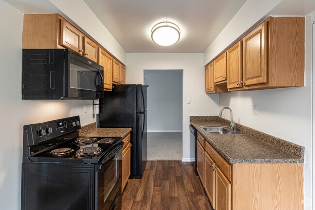 2BR, 2BA - 928SF