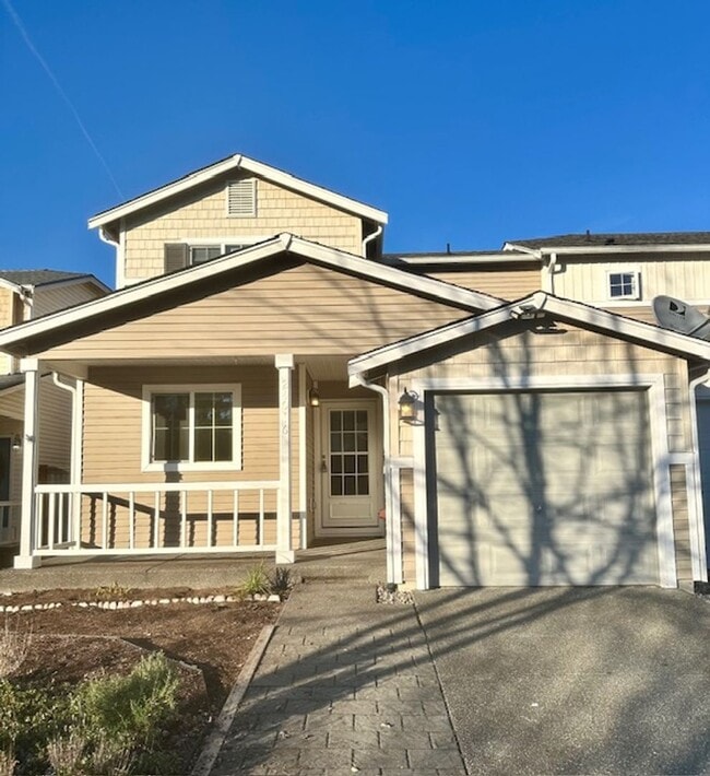 Building Photo - 2 bedroom 2 bathroom Townhouse with Garage