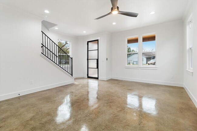 Photo - 114 Shady Bluff Dr