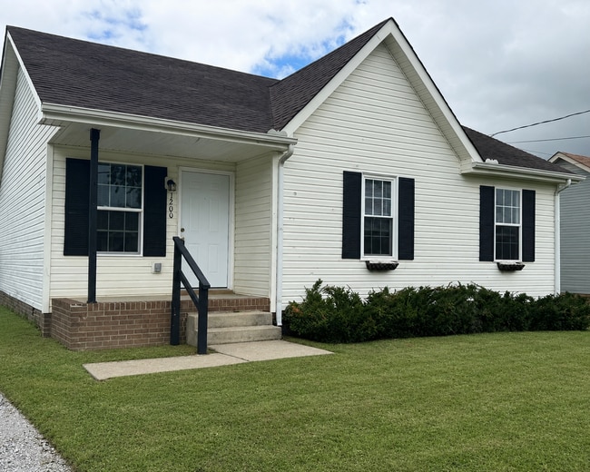 Building Photo - **Just listed**
