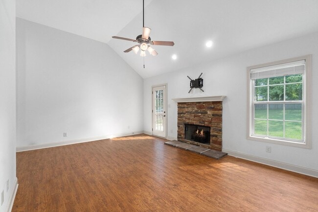 Photo - Pet Friendly Four Bedroom with Basement!