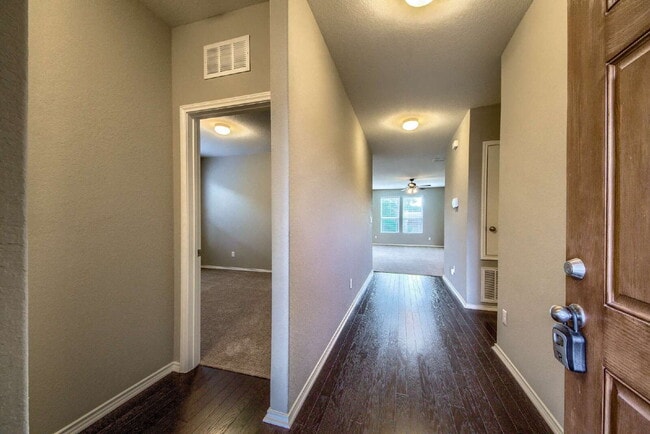 Photo - BEAUTIFUL HOME OFFERING 50% OFF 1ST MONTH'S RENT!!