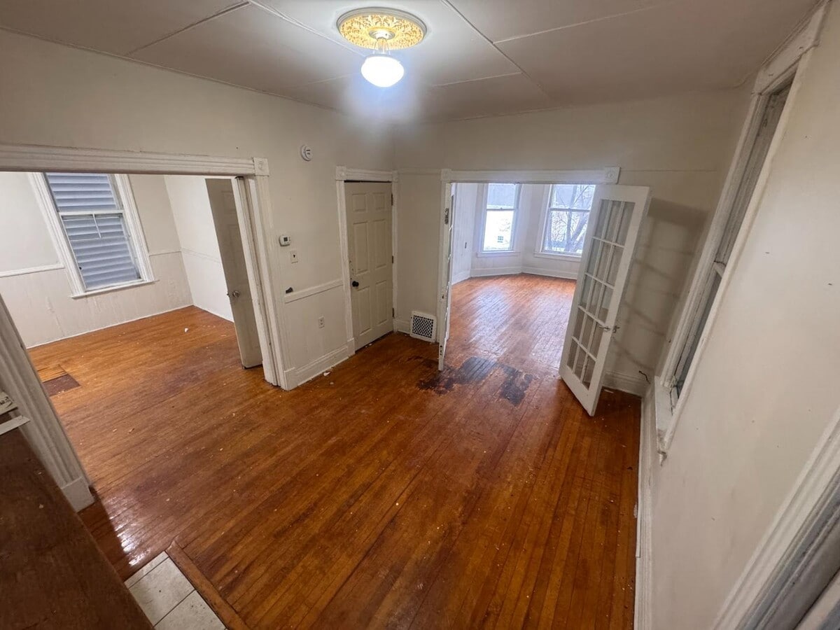 Photo - 305 W 4th St