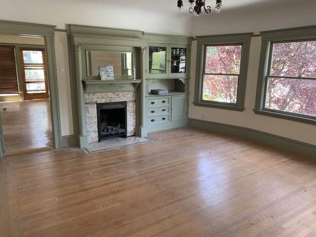 Building Photo - 1308 Oxford St Unit upper