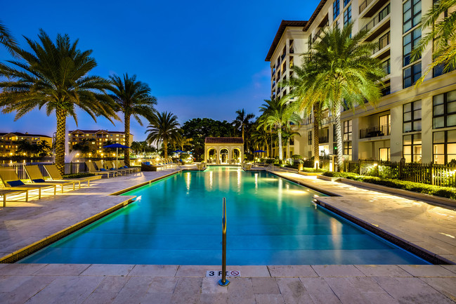 Relájate por la noche en la piscina - Windsor at Doral Apartamentos