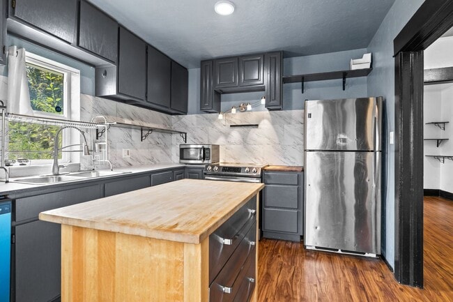 Building Photo - NorthEast Spokane Home - Beautifully Updated