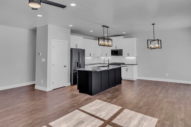 Photo - 681-628 28 Rd