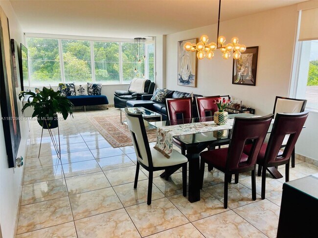 Photo - 8233 Harding Ave Unidad 309