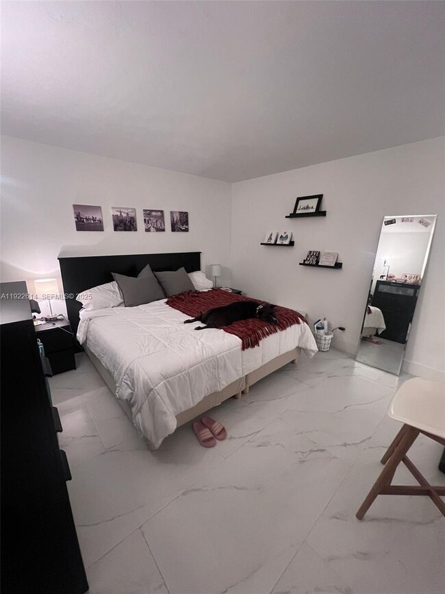 Building Photo - 2970 NE 16th Ave Unit 111