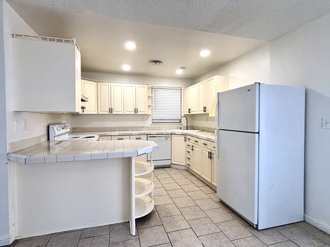 Photo - 5813 Iris Ave