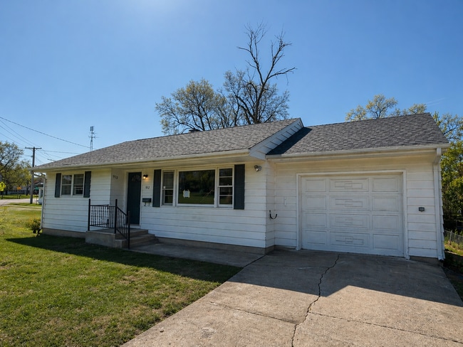 Building Photo - Cozy 2-Bedroom Home with Car Garage in Dixon!