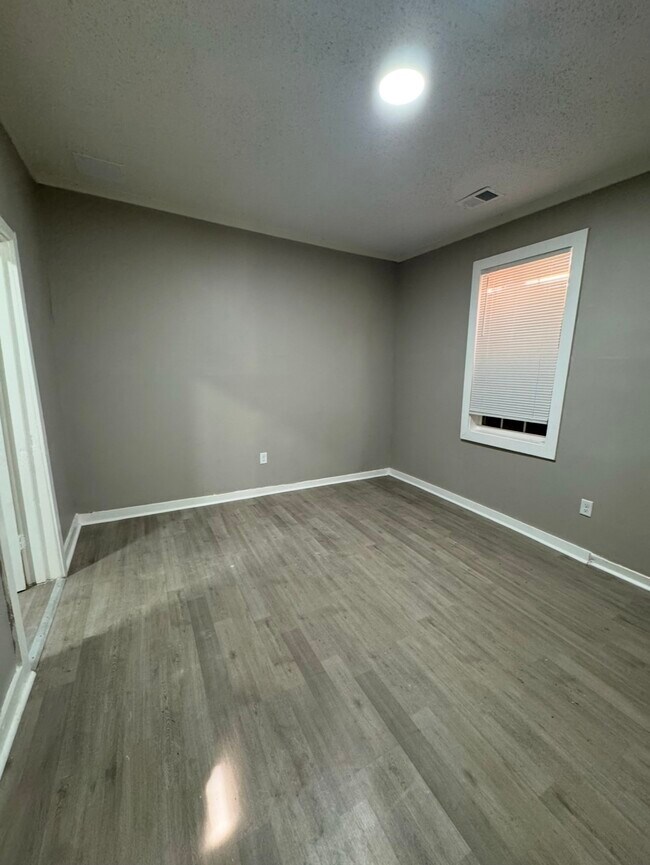 Photo - 1006 Emmie St